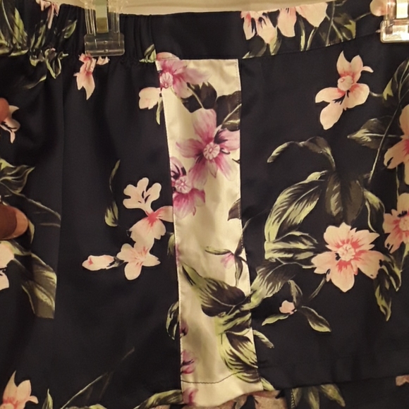 VICTORIA'S SECRET SLEEP SHORTS - Picture 3 of 3